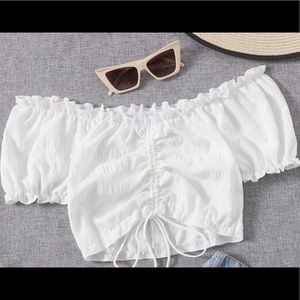 size XS. US size 2. white puffy off the shoulder crop top shirt.